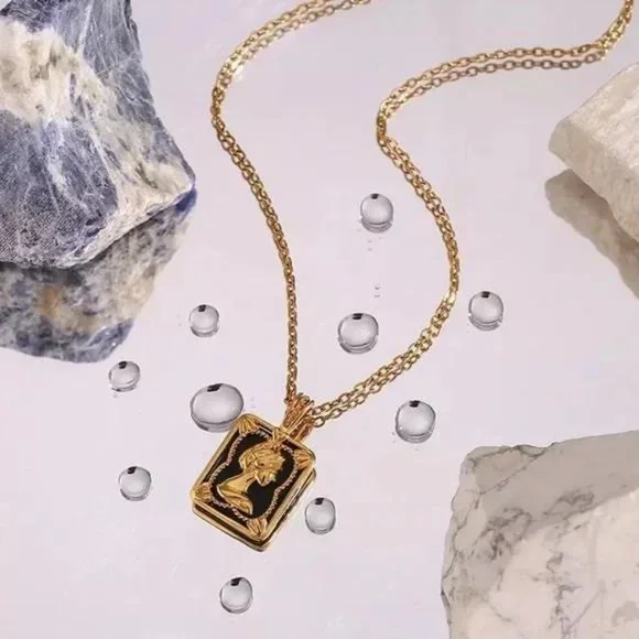 NEW QUEEN 18K GOLD SQUARE PENDANT NECKLACE - Picture 5 of 6